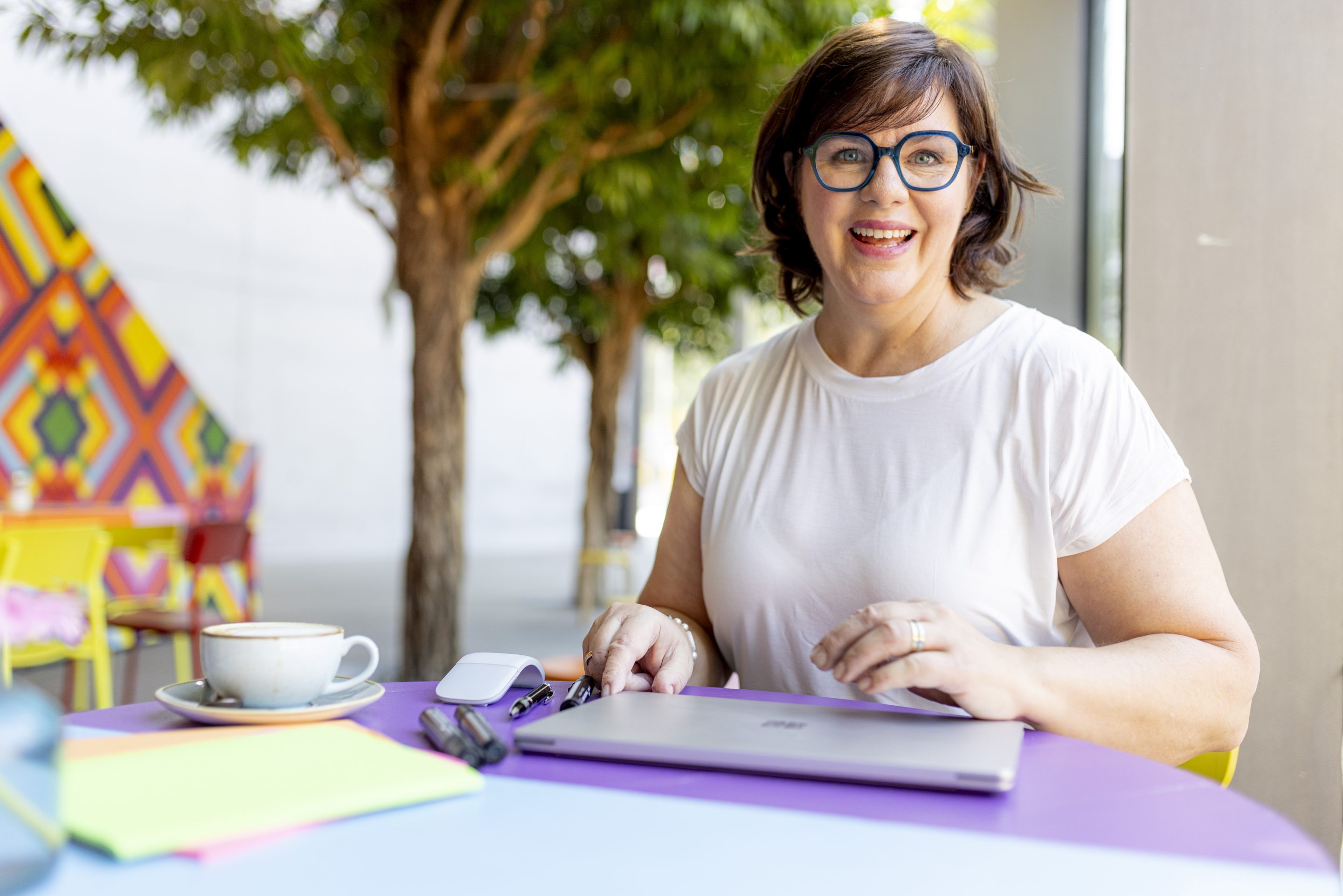 Anja von Hörsten, Fractional CMO, am zugeklappten Laptop