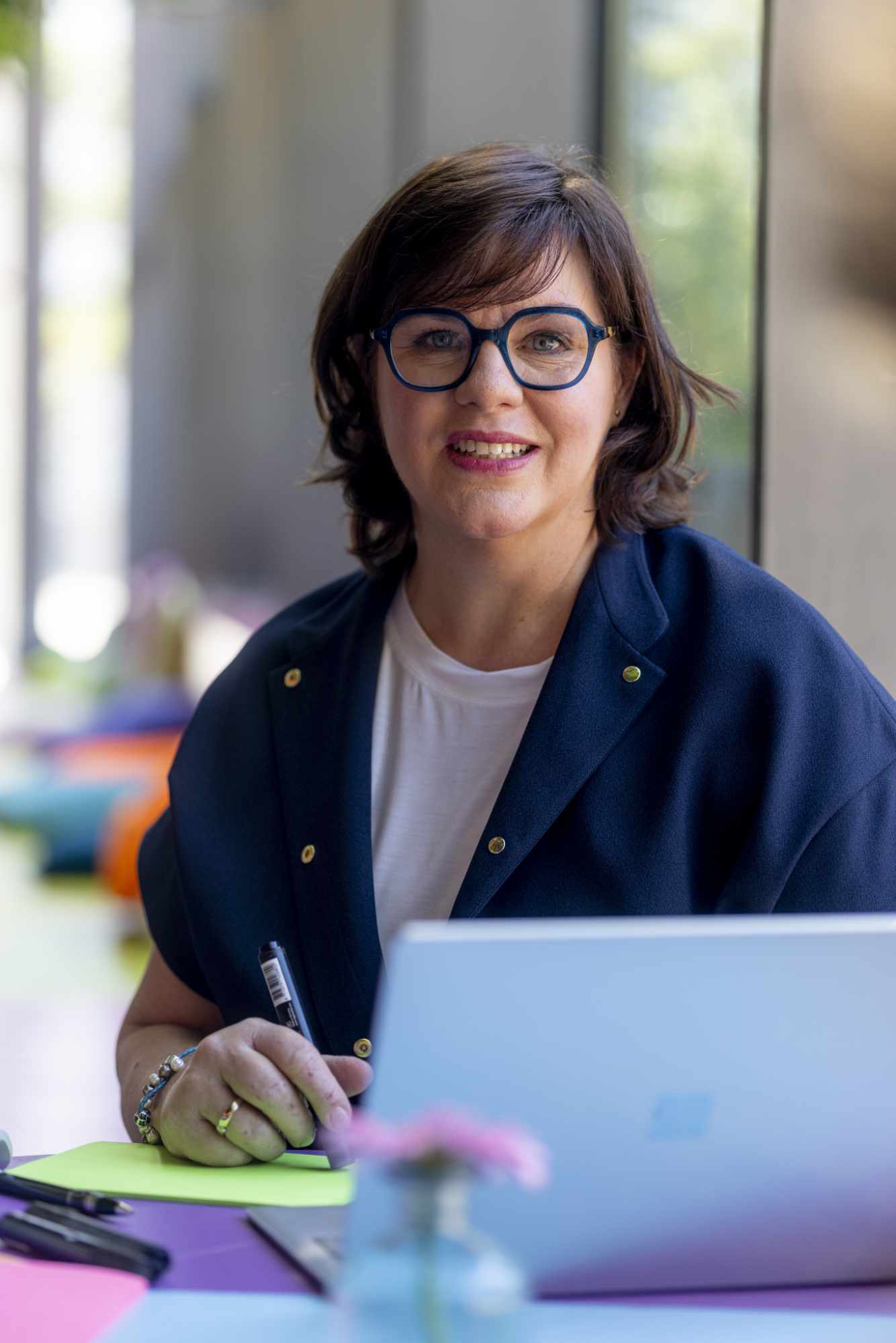Anja von Hörsten, Fractional CMO, schreibend am Laptop