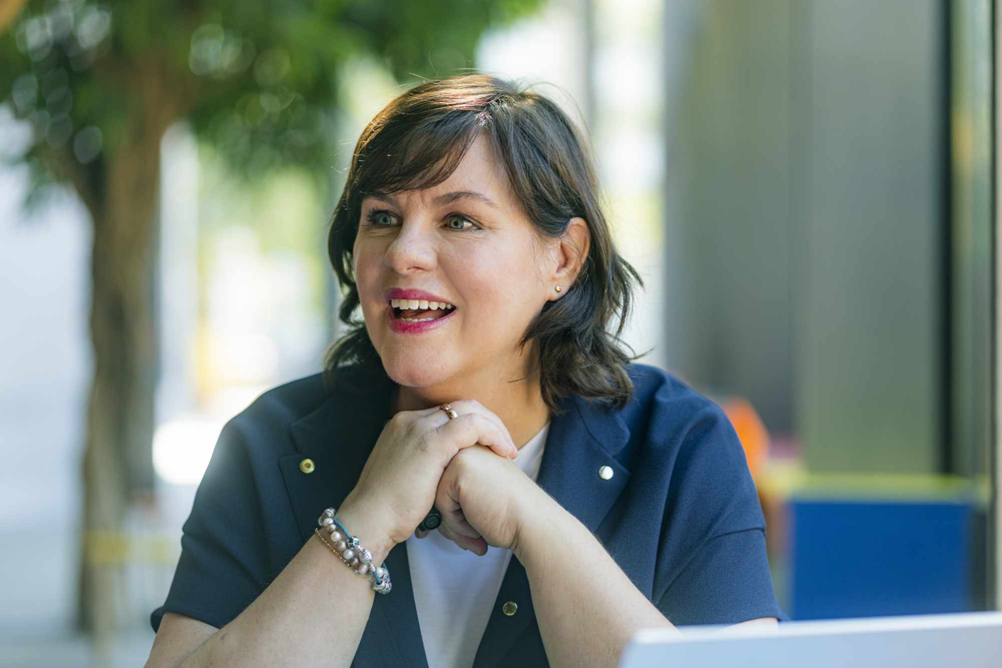 Anja von Hörsten, Fractional CMO, lachend im Gespräch